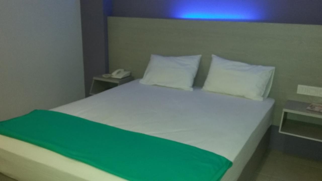 Hotel Kharisma Madiun Exterior photo