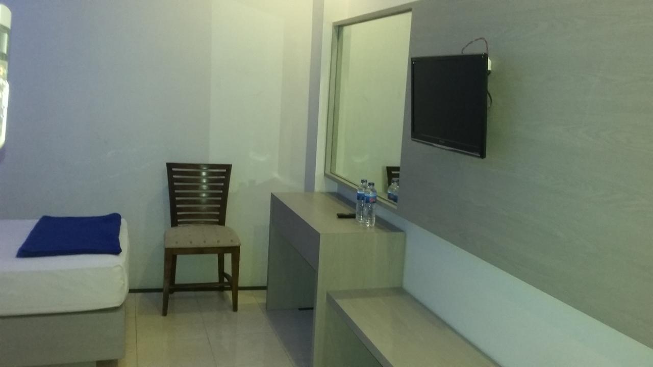 Hotel Kharisma Madiun Exterior photo