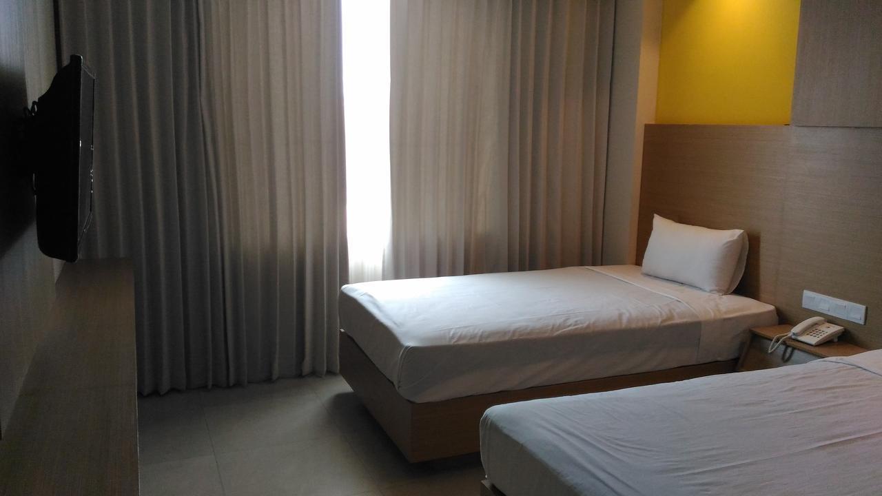 Hotel Kharisma Madiun Exterior photo