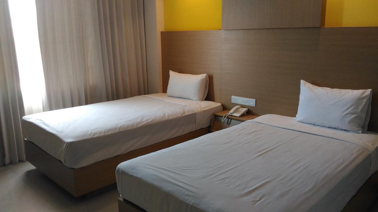 Hotel Kharisma Madiun Exterior photo