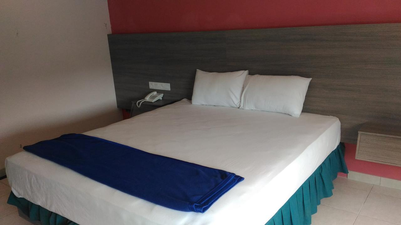 Hotel Kharisma Madiun Exterior photo