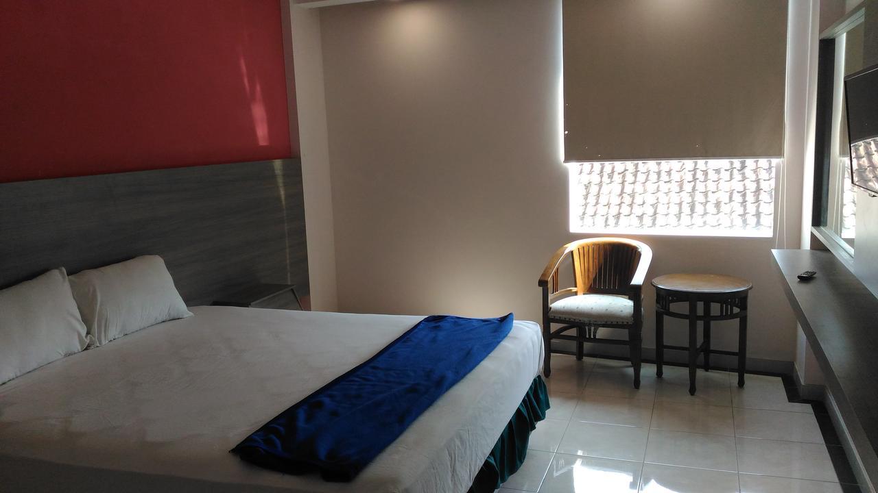 Hotel Kharisma Madiun Exterior photo