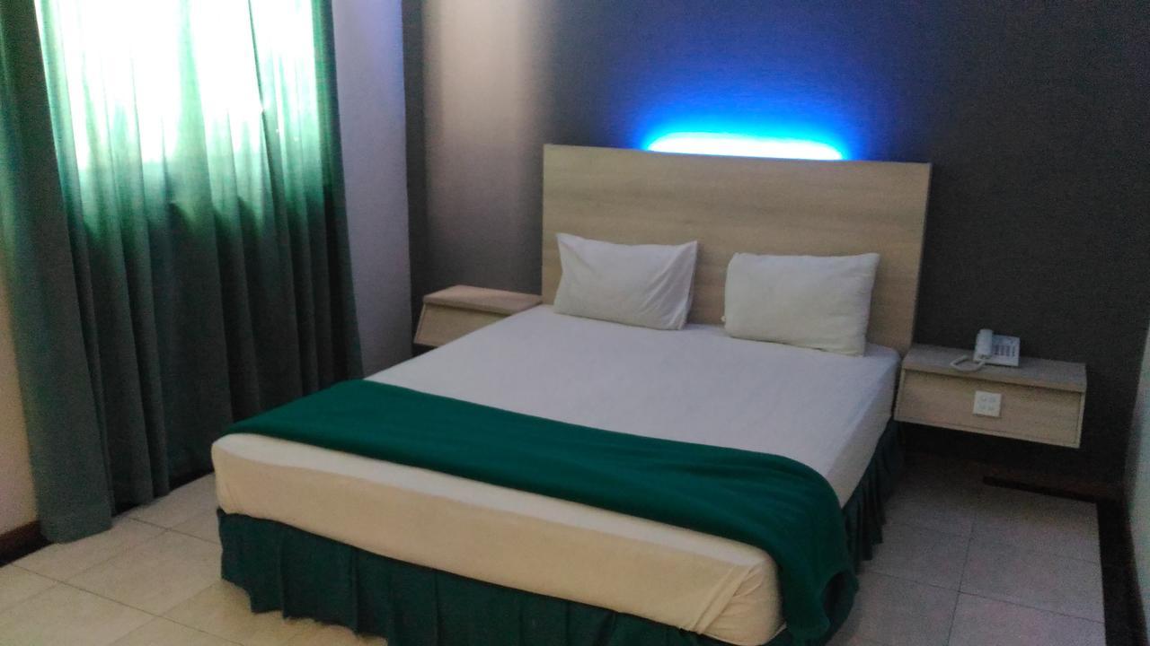 Hotel Kharisma Madiun Exterior photo
