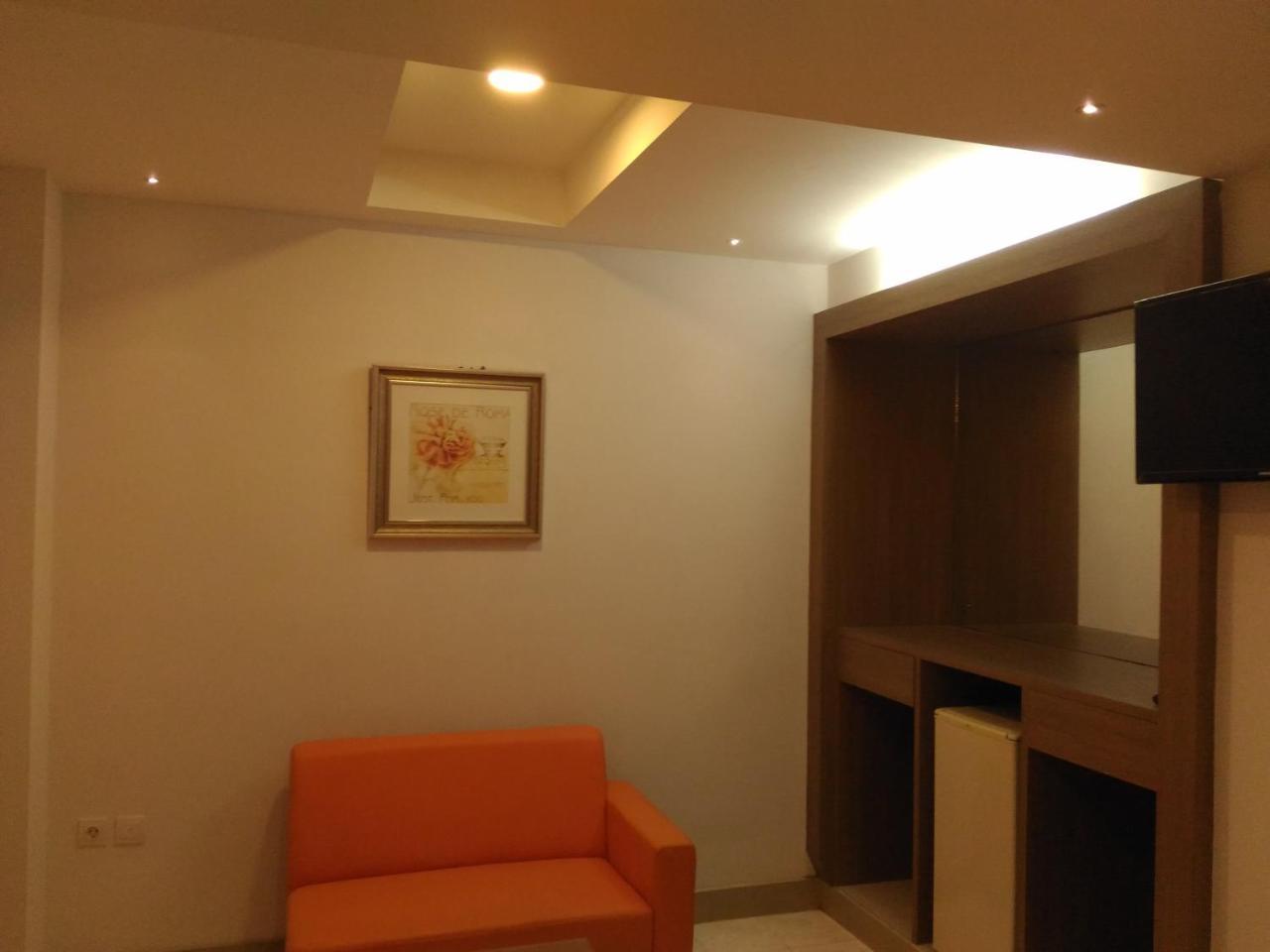 Hotel Kharisma Madiun Exterior photo
