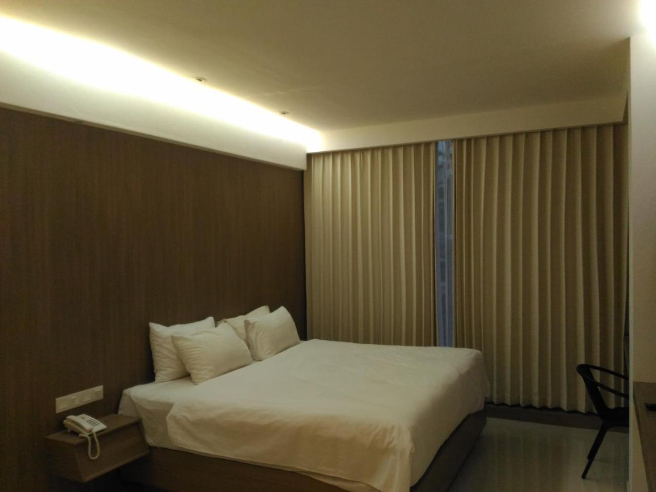 Hotel Kharisma Madiun Exterior photo