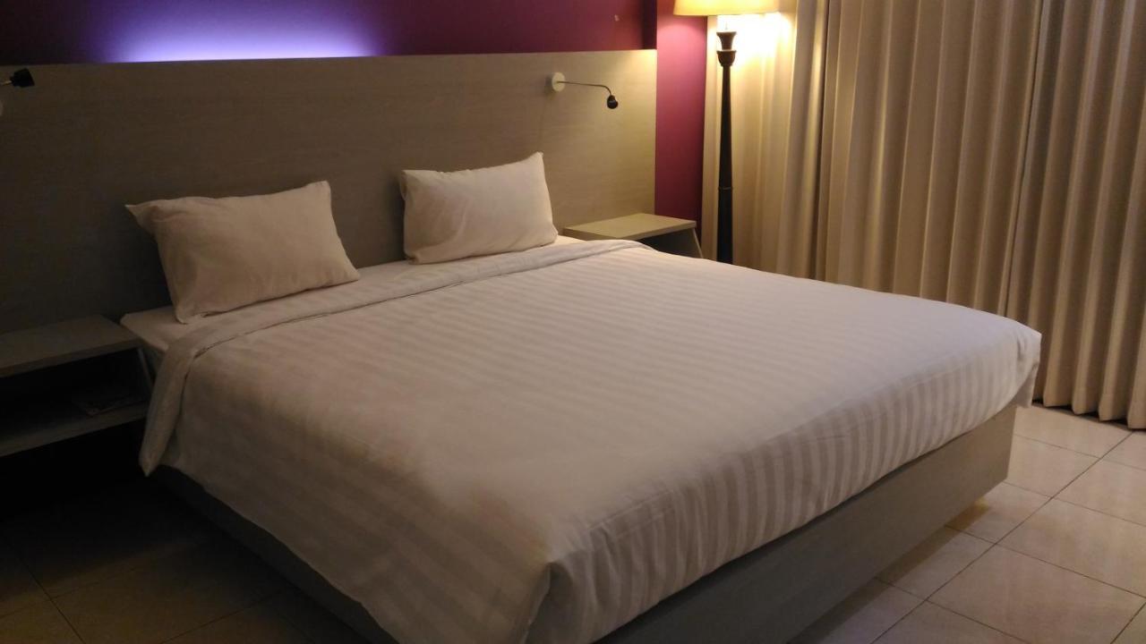 Hotel Kharisma Madiun Exterior photo