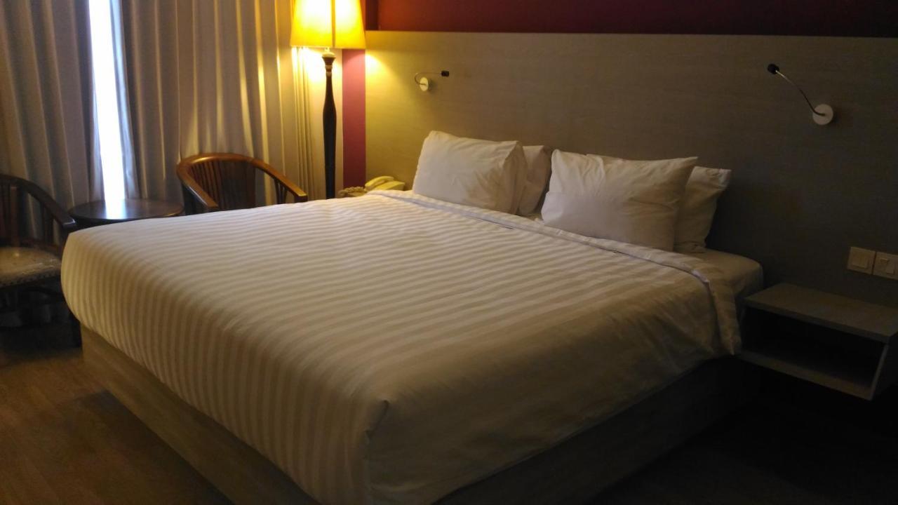 Hotel Kharisma Madiun Exterior photo