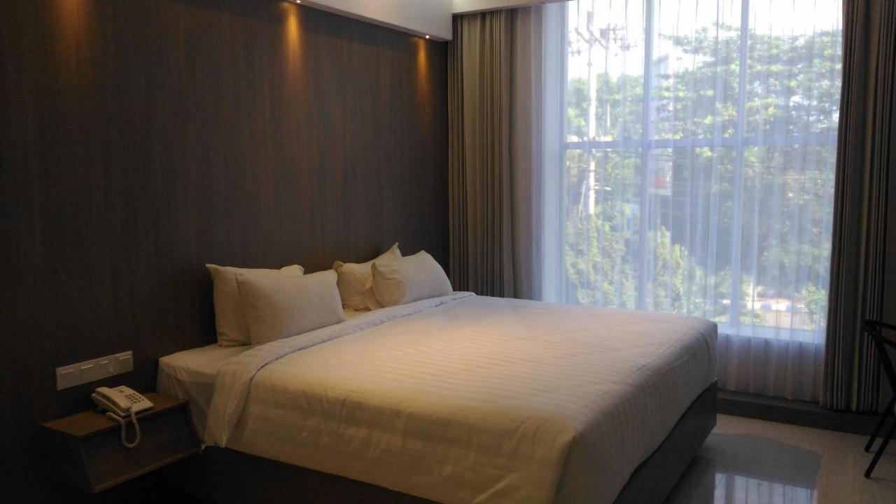 Hotel Kharisma Madiun Exterior photo